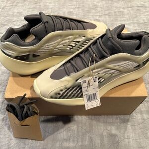 Yeezy 700 V3